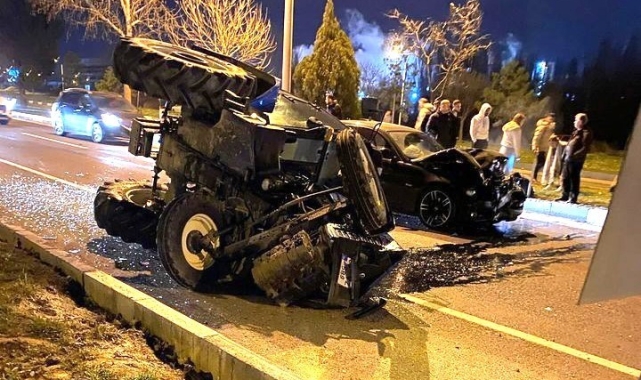 Kütahya'da otomobil ile traktör çarpıştı: 3 yaralı
