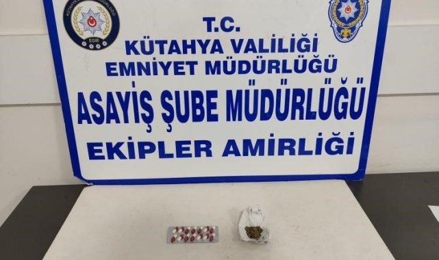 Kütahya'da şüpheli 2 şahsın üzerinde uyuşturucu ele geçirildi