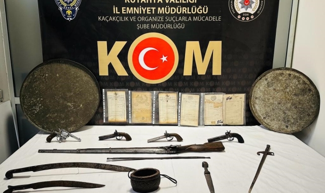 Kütahya'da şüpheli araçta 21 parça tarihi eser ele geçirildi