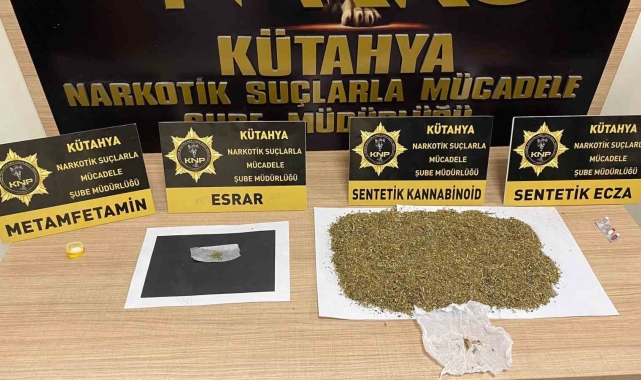 Kütahya'da uyuşturucuyu yola döküp kaçmaya çalışan zehir tacirleri tutuklandı