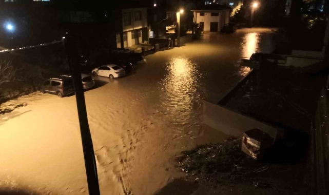 Lapseki'de sağanak yağış etkili oldu, caddeler göle döndü