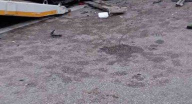 Lastiği patlayan kamyonete arkadan gelen kamyonet çarptı