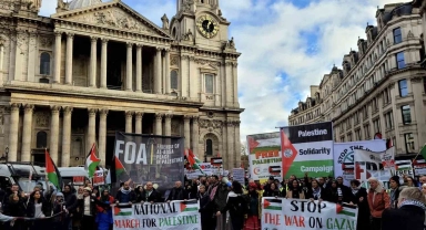 Londra'da on binlerce kişiden Filistin'e destek protestosu