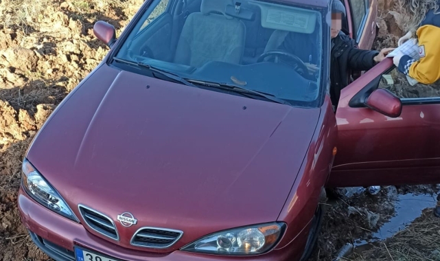 Lüleburgaz'da otomobil tarlaya uçtu