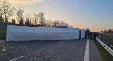 Lüleburgaz'da tır devrildi: 1 yaralı