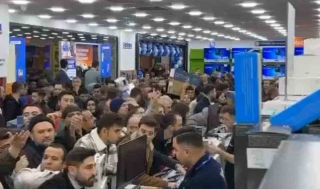 Mağaza açılışında vatandaşların izdihamı kamerada