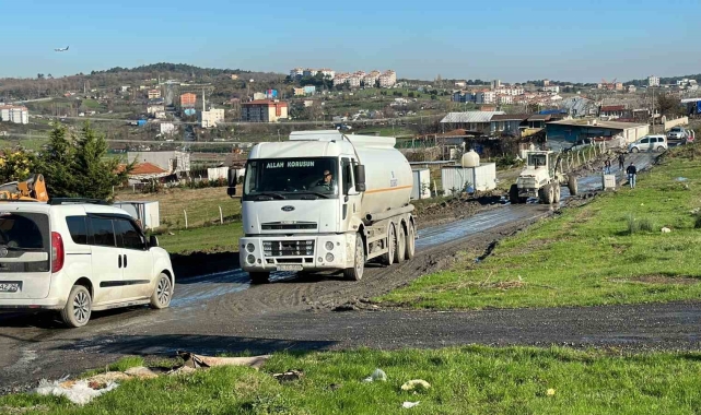 Mahalle sakinleri isyan etti, kamyonu durdurup yolu trafiğe kapattı