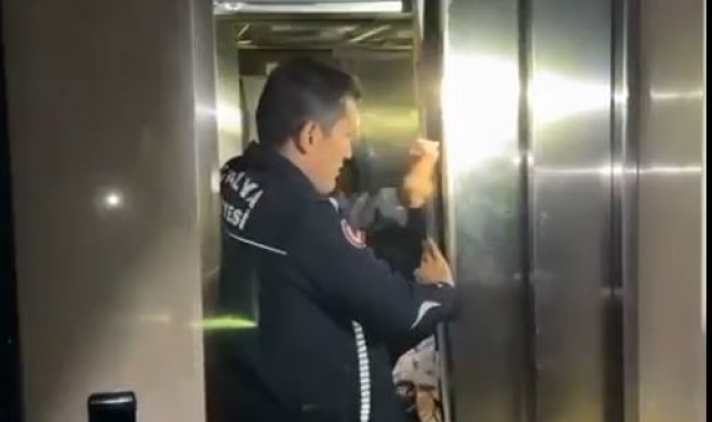 Mahsur kaldıkları asansörde panik yaşadılar, yardımlarına itfaiye ekipleri koştu