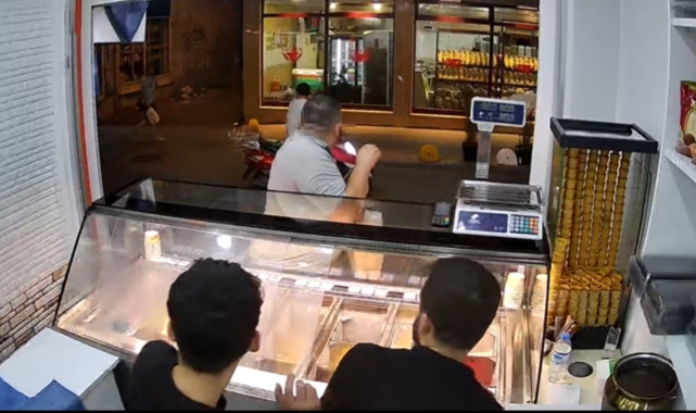 Manavda alışveriş yapan şahsa silahlı saldırı kamerada