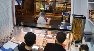 Manavda alışveriş yapan şahsa silahlı saldırı kamerada