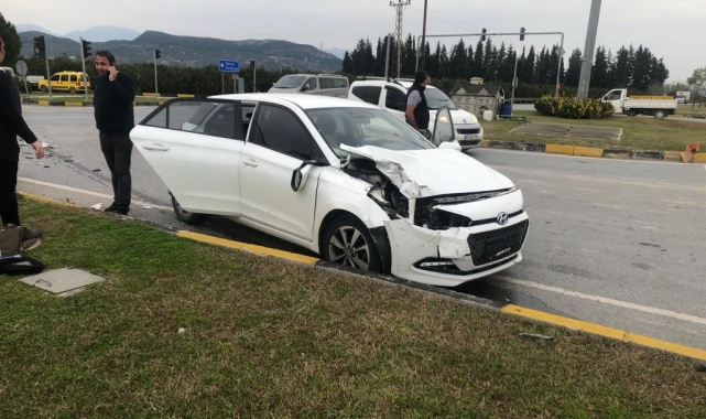 Manavgat'ta kamyonetle otomobil çarpıştı: 4 yaralı