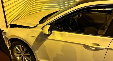 Mardin'de otomobil dükkana daldı