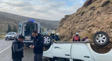 Mardin'de sürücüsünün kontrolünden çıkan otomobil takla attı: 3 yaralı
