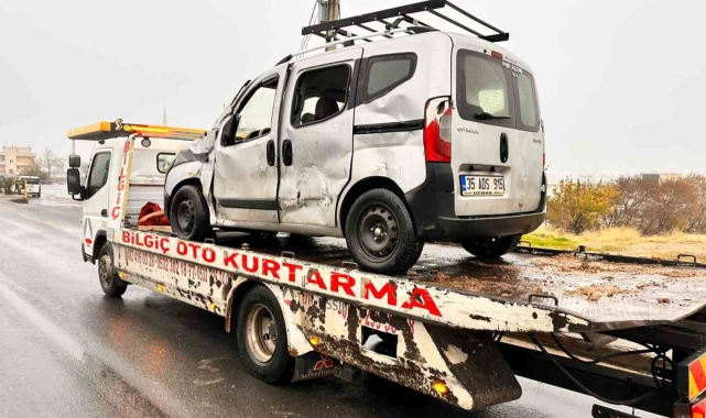 Mardin'de tır, hafif ticari araca arkadan çarptı: 1 yaralı
