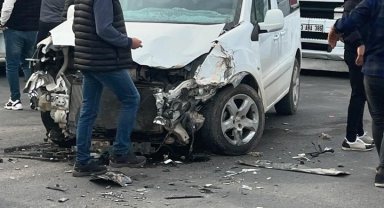 Mardin'de tır ile hafif ticari araç çarpıştı