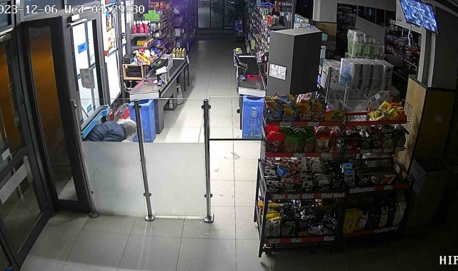 Marketten gıda ürünleri ve sigara çalan kişi güvenlik kameralarına yansıdı
