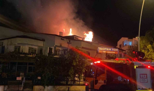 Marmaris'te korkutan yangın: Geceyi alevler aydınlattı