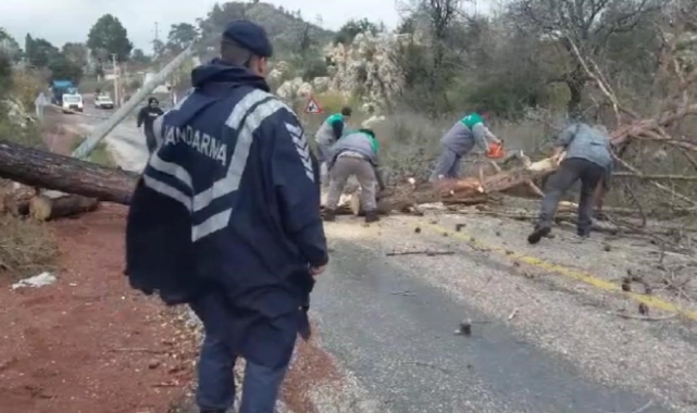 Marmaris'te sağanak yağış ve fırtına devam ediyor