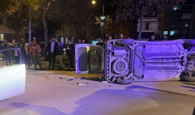 Merzifon'da 2 araç çarpıştı, sürücüler yaralandı