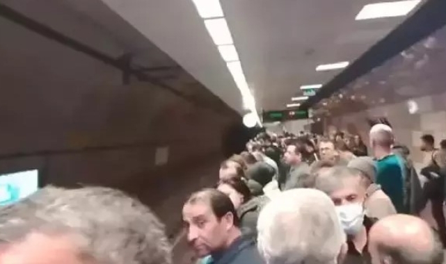 Metroda meydana gelen arıza yolcuları isyan ettirdi