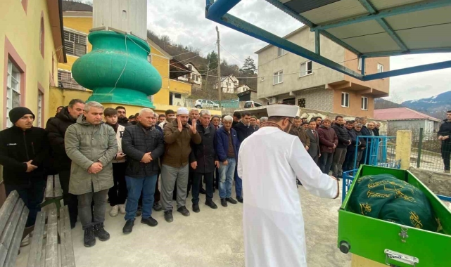 Minibüsün çarptığı kadın 70 metrelik uçuruma yuvarlanarak hayatını kaybetti