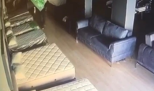 Mobilya dükkanına girip sırtladığı yatağı çaldı