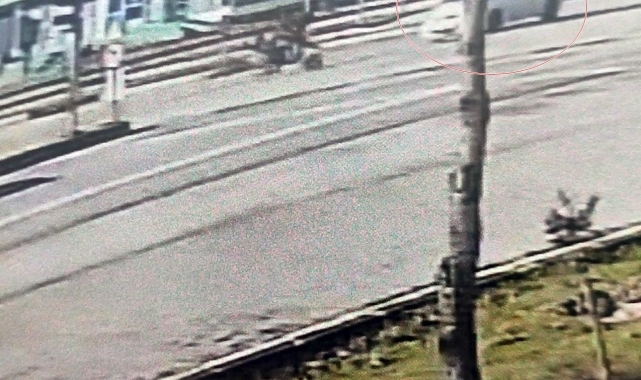 Motosiklete çarpmamak için manevra yapınca olanlar oldu: O anlar kamerada