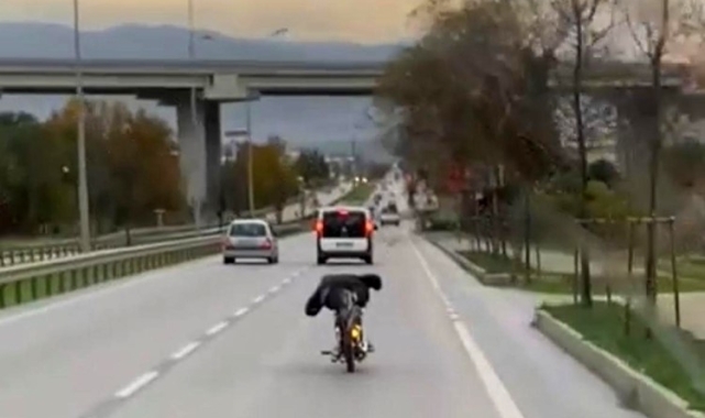 Motosikleti yatarak sürüp tehlike saçtı