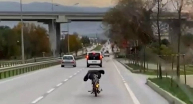 Motosikleti yatarak sürüp tehlike saçtı