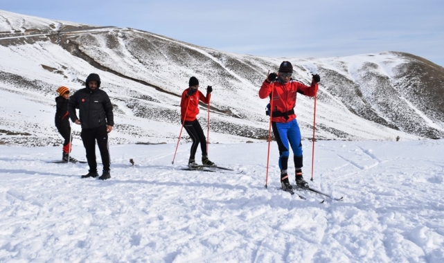 Nemrut Dağı'nda kayaklı koşu antrenmanı