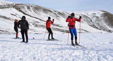 Nemrut Dağı'nda kayaklı koşu antrenmanı