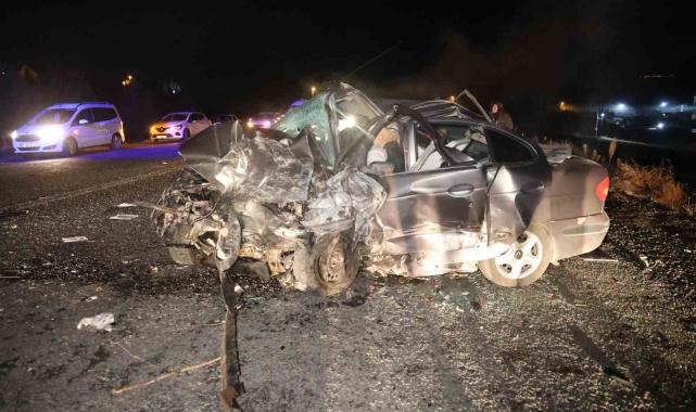 Nevşehir'de iki otomobil kafa kafaya çarpıştı:2 ölü, 3 ağır yaralı