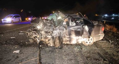 Nevşehir'de iki otomobil kafa kafaya çarpıştı:2 ölü, 3 ağır yaralı