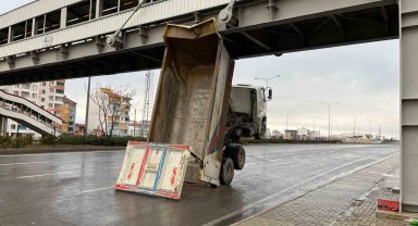 Niğde'de dorsesi açılan kamyon üst geçide sıkıştı