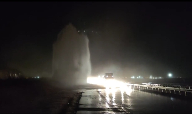 Nusaybin'de isale hattı patladı, cadde su altında kaldı