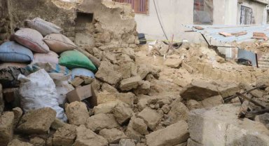 Odun almak için girdiği kerpiç ev mezarı oldu