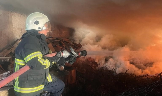 Odunlukta çıkan yangını itfaiye ekipleri söndürdü