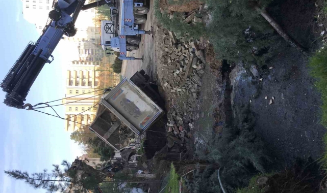 Okul bahçesinde oluşan obruğa hafriyat kamyonu düştü