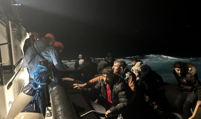 Ölümle burun buruna umut yolculuğu: 324 göçmen karaya çıkartıldı
