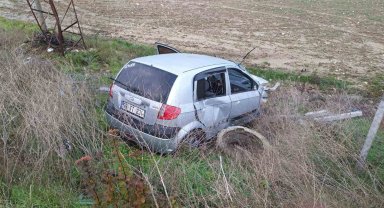 Önüne aniden çıkan köpeğe çarpmamak için canından oluyordu