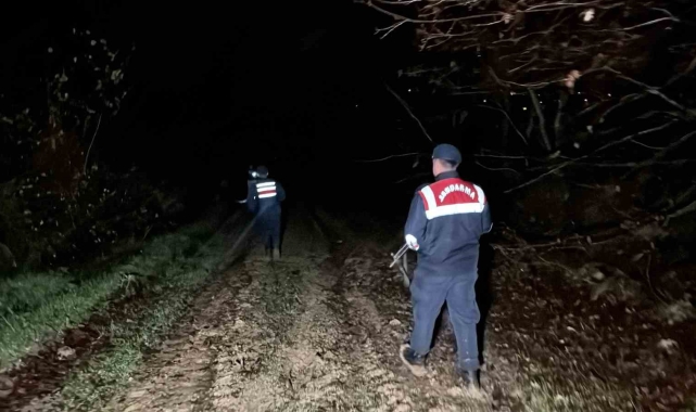 Ormanda mahsur kalan 2 genci jandarma kurtardı