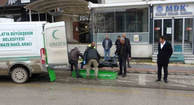 Orta hasarlı binada ceset bulundu