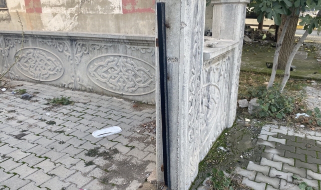 Orta hasarlı binanın bahçe kapısı çalındı