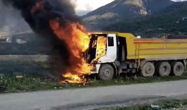 Osmaniye'de seyir halindeki hafriyat kamyonu yandı