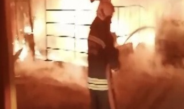 Oto yıkamacıdaki yangında 2 araç yandı
