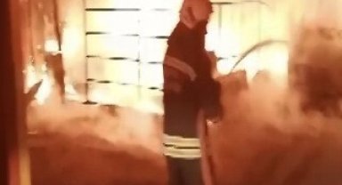 Oto yıkamacıdaki yangında 2 araç yandı