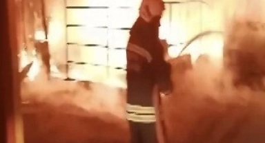 Oto yıkamacıdaki yangında 2 araç yandı
