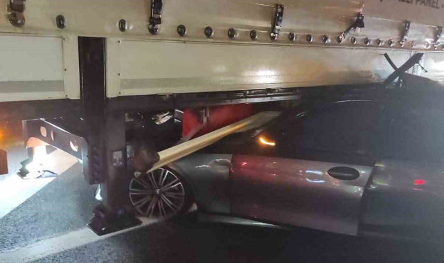 Otobanda tırın altına giren arabada can pazarı: 1 yaralı