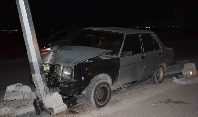Otomobil aydınlatma direğine çarptı: 1 yaralı