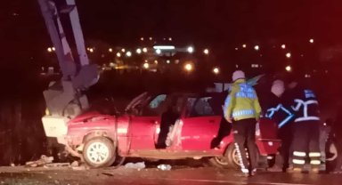 Otomobil, hemzemin geçitteki bariyerlere çarptı; 1 yaralı